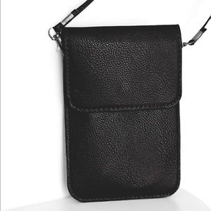 Black crossbody faux leather cellphone pouch⭐️